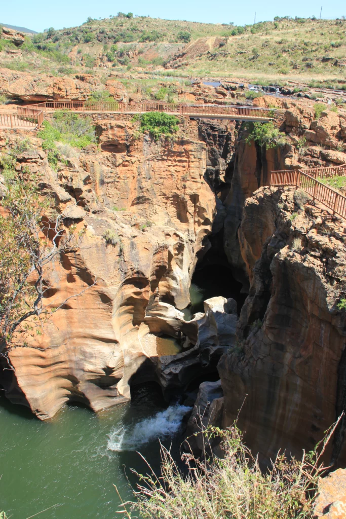 Foto von den röhren- und kesselförmigen Gesteinsformationen der Bourke's Luck Potholes