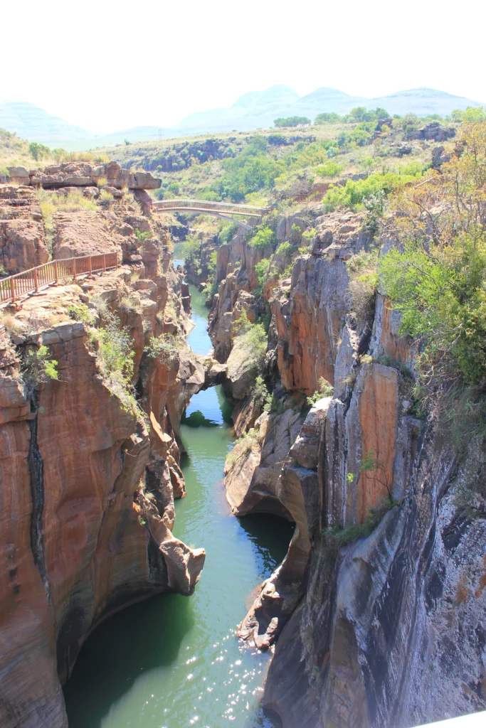 Foto von den röhren- und kesselförmigen Gesteinsformationen der Bourke's Luck Potholes