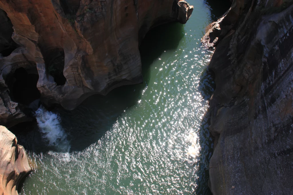 Foto von den röhren- und kesselförmigen Gesteinsformationen der Bourke's Luck Potholes