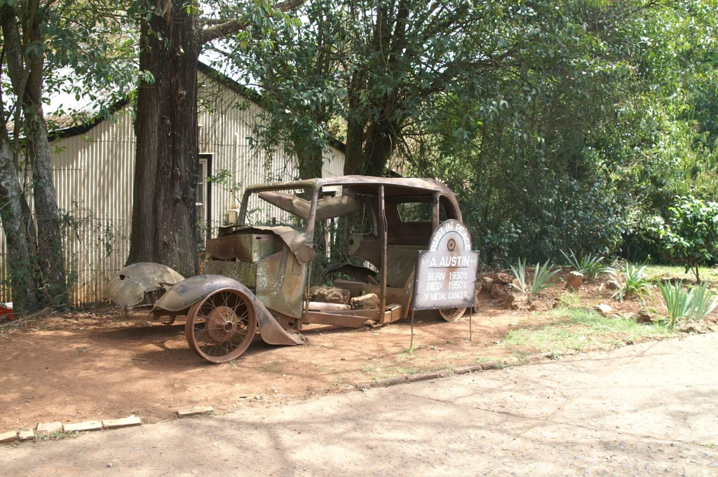 Foto einer Fahrzeugkarossierie, auf der geschrieben steht: "RUST IN PEACE - A. AUSTIN - BORN: 1930's, DIED: 1950's ... OF METAL CANCER"