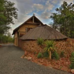 Foto von der Einfahrt und dem Autostellplatz der Lethabong Mountain Lodge