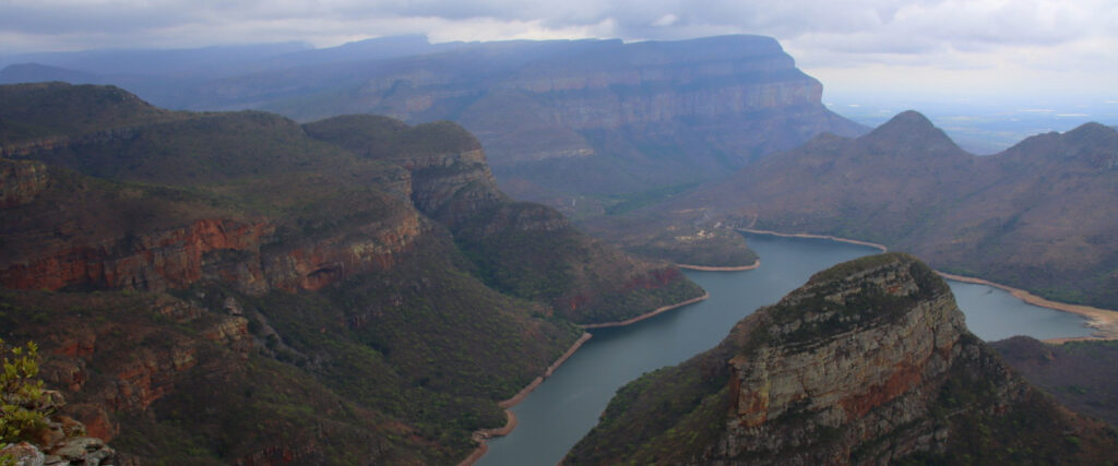 Foto des Blyde River Canyon mit Blick auf den Blyde River Damm